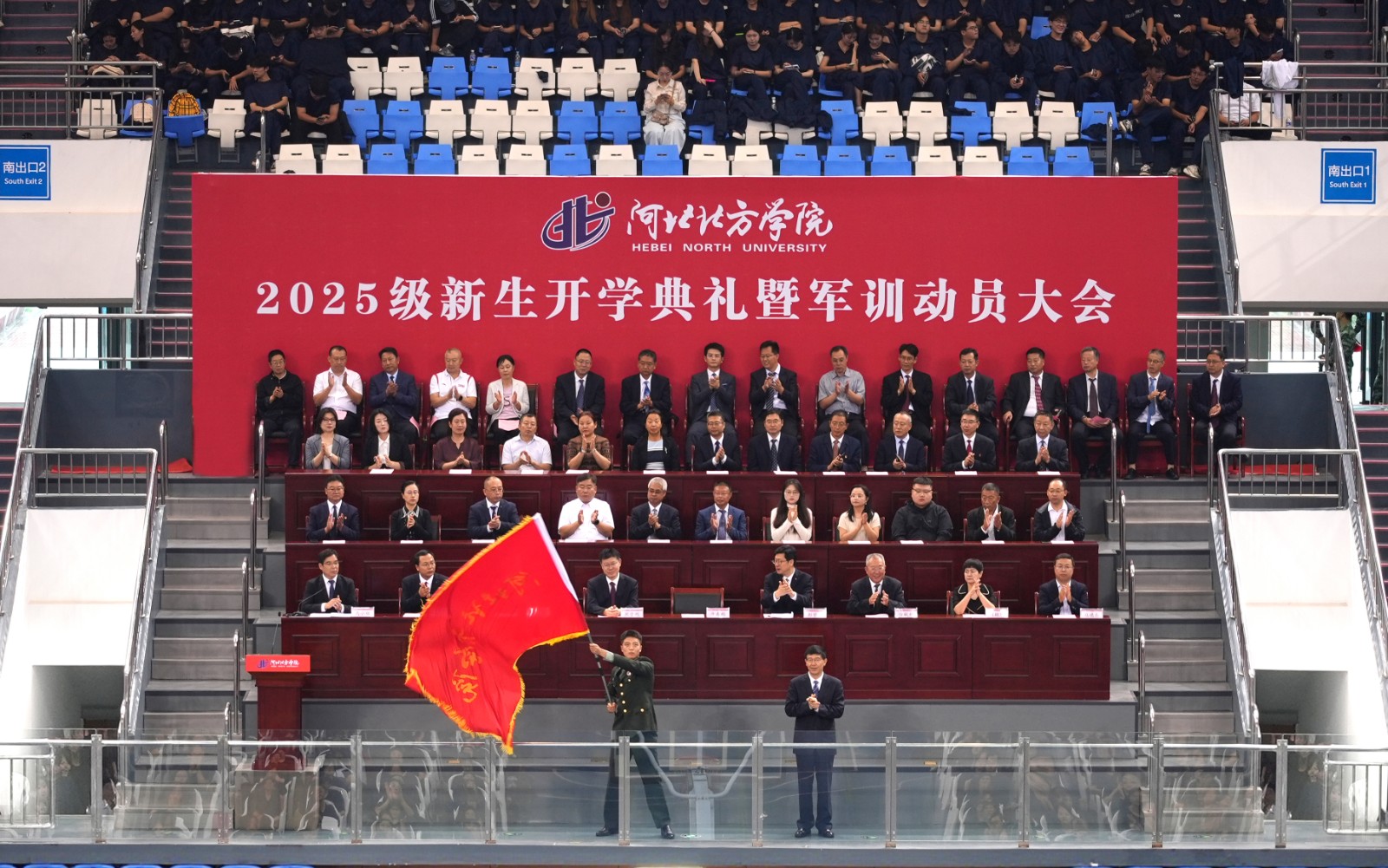 书记授旗2.JPG